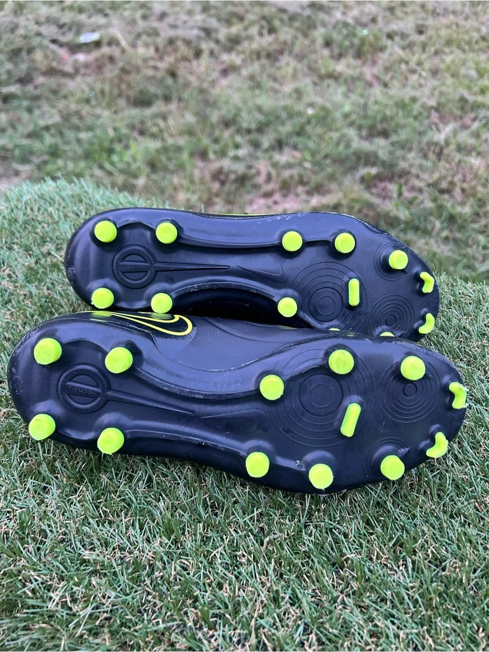 Nike Jr. Tiempo Legend 10 club boys soccer/football cleats, Boys Size 5.5, worn